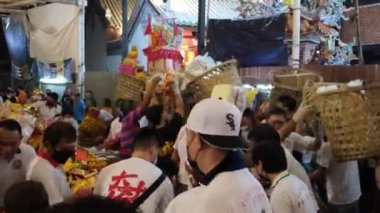 Bukit Mertajam, Penang, Malezya - 14 Ağustos 2022: Fedakârlar aç hayalet festivali sırasında yakmak için sunulan joss kağıtlarını topladılar