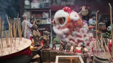 Georgetown, Penang, Malezya - 16 Ağustos 2022: Hayalet ay boyunca Çin tapınağında aslan dansı gösterisi