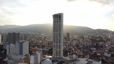 Georgetown, Penang, Malezya - 17 Ağustos 2022: Havadan yükselen KOMTAR binası ve parlayan ışığın binanın içinde dağılmasına izin verin