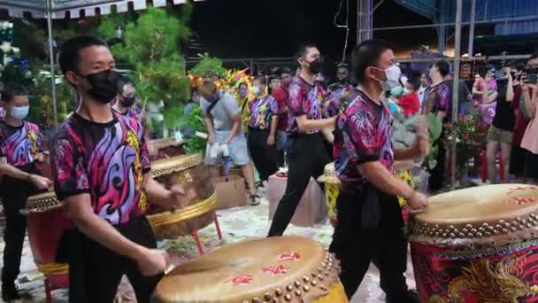 2022年8月16日マレーシア ペナン州ジョージタウン 旧暦の幽霊月の間に中国人がジョス紙の投げでドラムを演奏 — ストック動画