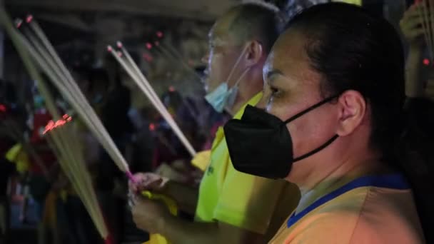 2022年8月17日マレーシア ペナン州ジョージタウン 中国のフェイスマスク愛好家が集まり 空腹の幽霊祭りの間にジョススティックで祈る — ストック動画