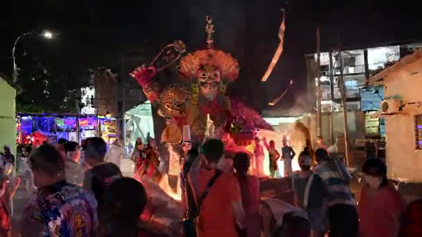 2022年8月17日マレーシア ペナン州ジョージタウン 中国の信者が旧暦の中元祭で紙の絵の幽霊王を燃やす — ストック動画
