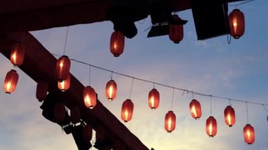 Japon feneri gün batımında el sallıyor. Japonya kutlama konsepti