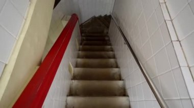 Pov eski binadaki eski merdivenlerden aşağı iniyor.