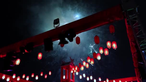 Ιαπωνικό Φανάρι Πολύχρωμα Πυροτεχνήματα Δείχνουν Στο Παρασκήνιο Κατά Διάρκεια Bon — Αρχείο Βίντεο
