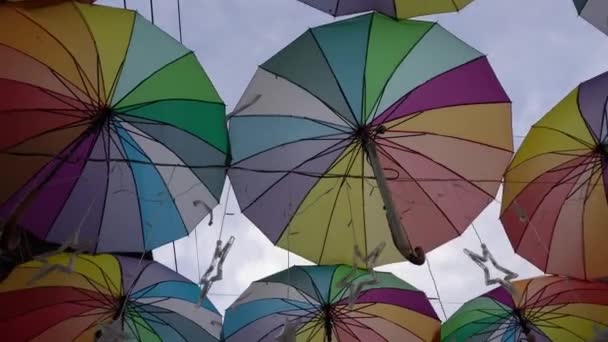 Lentement Regarder Vers Haut Parapluie Coloré Accrocher Dans Rangée — Video