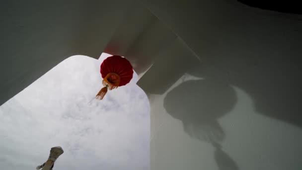 Наклоните Красный Фонарь Украшения Тенью Стене Облачный День — стоковое видео