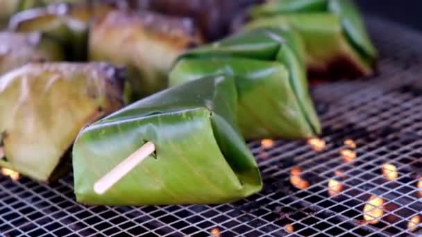 閉じるサータトラディショナルフードTerengganuは バナナの葉に包まれ グリルで調理されたスパイス魚肉で構成されています — ストック動画