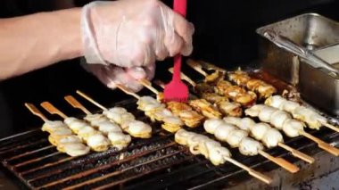 Sos çelik ızgaradaki şiş ete uygulanır.