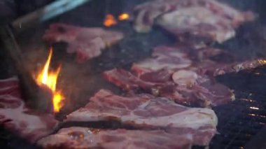 Koyun eti pişirilir ve çelik tabakta çevirilir.