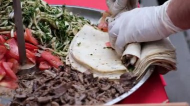 Shawerma, dilimlenmiş et ve pide.