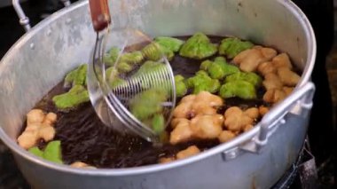Kavrulmuş kuih cakoi Chakuey 'in tencerede pişirilmesi