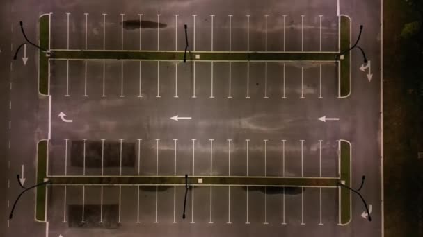 空中下降空旷的停车场在夜间 — 图库视频影像