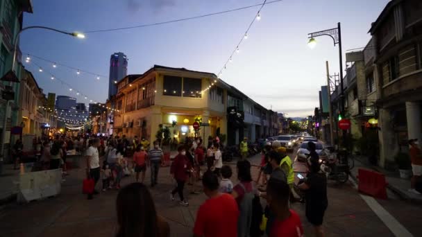 马来西亚乔治敦 2022年7月7日 乔治敦节期间 人们走过马路 — 图库视频影像