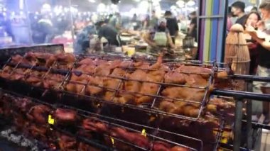 Batu Kawan, Penang, Malezya - 21 Ağustos 2022: Yemek festivali sırasında pişirilen lezzetli ayam golek ızgara tavuk