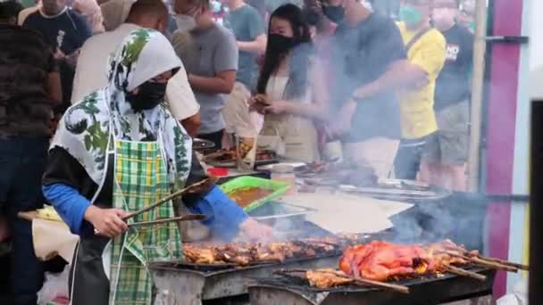 マレーシア ペナン州バトゥ カワン2022年8月20日 マレー ホーカーがフードフェスティバル中にグリルチキンを焼いた — ストック動画