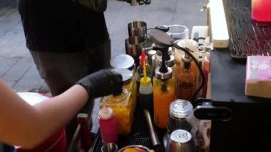 Georgetown, Penang, Malezya - 25 Ağustos 2022: Plastik bardakta Tuak (pirinç şarabı) Hazırlama