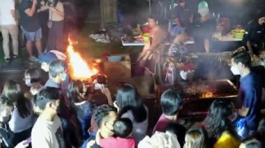 Gurney, Penang, Malezya - 27 Ağustos 2022: Sokak yiyecekleri festivalinde yanan koyun etine yapılan yerel ziyaret