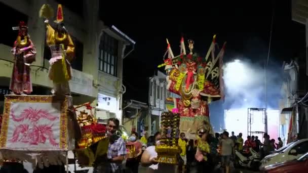 2022年8月26日 マレーシアのペナン州ジョージタウン 中国の信者が空に提供するジョスペーパーを投げ 路上で空腹のゴーストキングの像を運ぶ — ストック動画