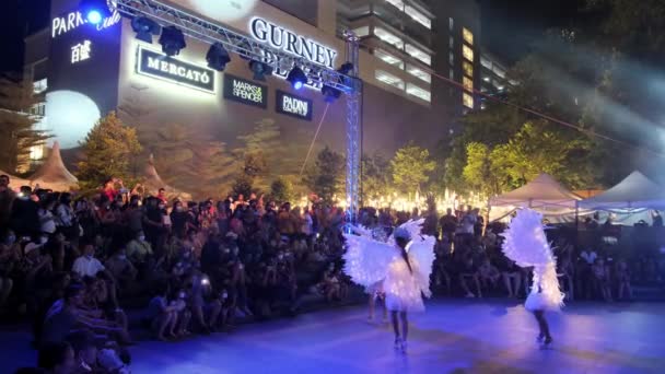 Gurney Penang Malezja Sierpnia 2022 Trzy Anioły Tańczą Przed Tłumem — Wideo stockowe
