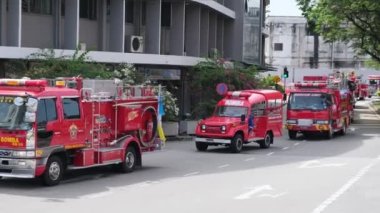 Georgetown, Penang, Malezya - 29 Ağustos 2022: Jabatan Bomba dan Penyelamat Ulusal Gün boyunca caddelerde farklı araç alayı