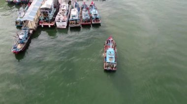 Batu Maung, Penang, Malezya - 30 Ağustos 2022: Havadan görünüşlü balıkçı teknesi iskeleye vardı