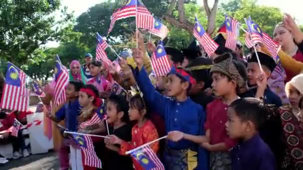 Georgetown Penang Malaysia Aug 2022 Malaysiska Barn Hissar Jalur Gemilang — Stockvideo