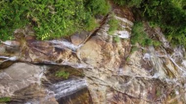 Malezya 'daki kayalık şelaleye hava dönüşümlü olarak bakın.