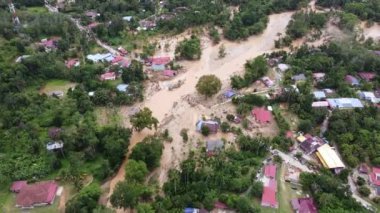 Nehir kıyısındaki yol ve köprünün bozulmasına hava manzaralı sel neden oldu