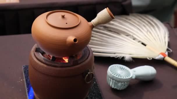 选择重点中国茶壶 一个传统的手扇放在桌上 — 图库视频影像