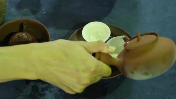 Wybierz Skupić Rękę Wlać Chińską Herbatę Puli Miski — Wideo stockowe