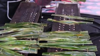 Elle pişirdikten sonra otak yemeği toplayın. Lezzetli sokak yemekleri