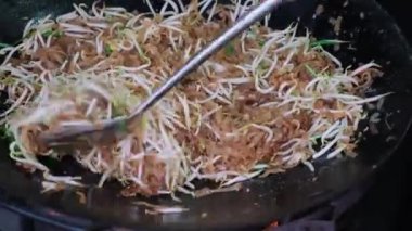 Tavada kızarmış Char Kuey Teow. Lezzetli Malezya sokak yemekleri