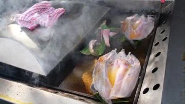 Odak taze ızgara yiyecekler güneşli ışıkta pişirilir. Lezzetli Malezya sokak yemekleri