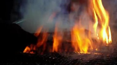 Eti yakın, ateşte kızartılmış çeliğin üstünde pişir.