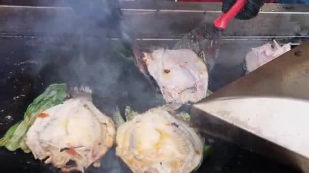 焼き魚はバナナの葉で調理される おいしい屋台料理 — ストック動画