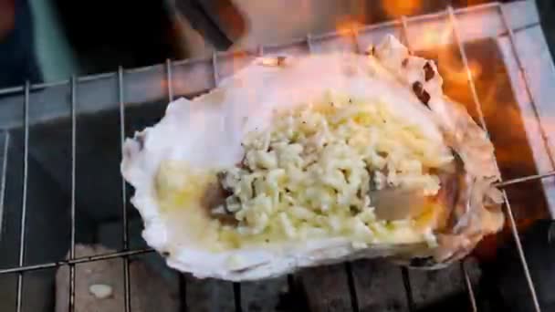 Ostrica Con Formaggio Cucinata Con Fiamma Bruciatore Gas — Video Stock