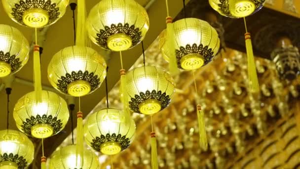Wybierz Ostrość Żółty Chiński Latarnia Ozdobiona Świątyni Cesarza Podczas Uroczystości — Wideo stockowe