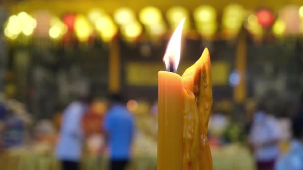 人々を背景に黄色のろうそくを選択し 寺院で9つの天皇神祭を祝う — ストック動画