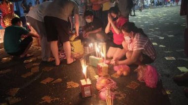 Bukit Mertajam, Penang, Malezya - 14 Ağustos 2022: Çinliler aç hayalet festivali sırasında yolda dua ediyorlar