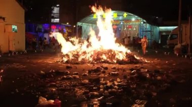 Georgetown, Penang, Malezya - 17 Ağustos 2022: Aç Hayalet Festivali sırasında kağıt yakma