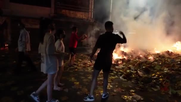 マレーシアのペナン州ブキッ メルタジャム 2022年8月14日 中国の信者は 玉蓮祭の伝統的な道教と仏教の祭りの間に夜にジョスペーパーを燃やす — ストック動画
