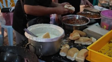 Georgetown, Penang, Malezya - 20 Ağustos 2022: Kızarmış ekmek için malzeme hazırlama