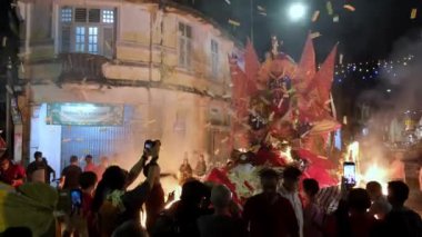 Georgetown, Penang, Malezya - 26 Ağustos 2022: Çinli fanatikler Hayalet Kral heykelini yaktılar ve sokakta joss kağıdı sundular