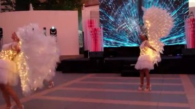 Gurney, Penang, Malezya - 28 Ağustos 2022: Festival sırasında sahnede üç bayan melek dansı