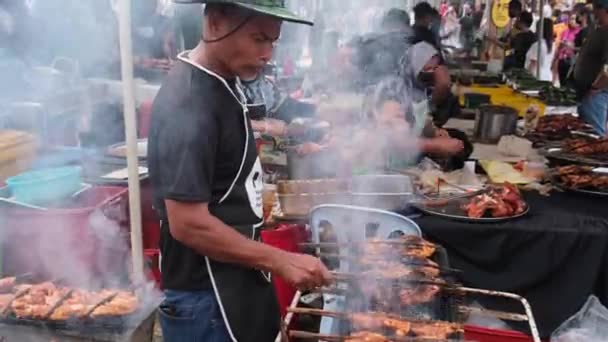 Georgetown Penang Malaysia Aug 2022 남자가 축제에서 닭고기 요리하고 — 비디오