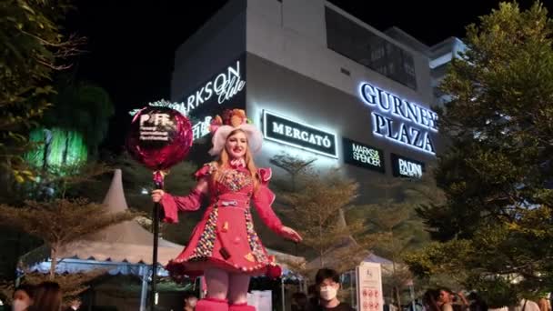 Gurney Penang Malasia Ago 2022 Una Actuación Busker Stilt Walker — Vídeos de Stock