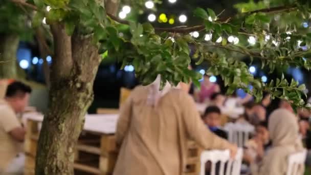 2022年8月28日 马来西亚槟城 古尔尼 人们在夜间聚集在绿树旁享用户外食物 — 图库视频影像