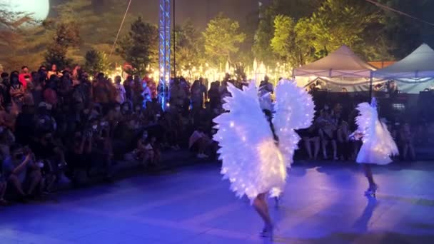 Gurney Penang Malezja Sierpnia 2022 Taniec Anioła Pięknem Prowadzony Skrzydła — Wideo stockowe