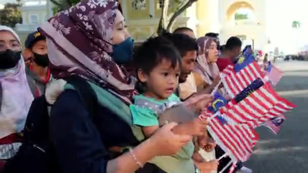 Джорджтаун Пенанг Малайзия Августа 2022 Mon Kid Wave National Flag — стоковое видео